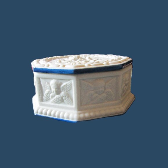 Antique Porcelain creme Bisque lidded trinket box 4"x4" wide (10cm)x2"(5cm) high - Picture 7 of 12